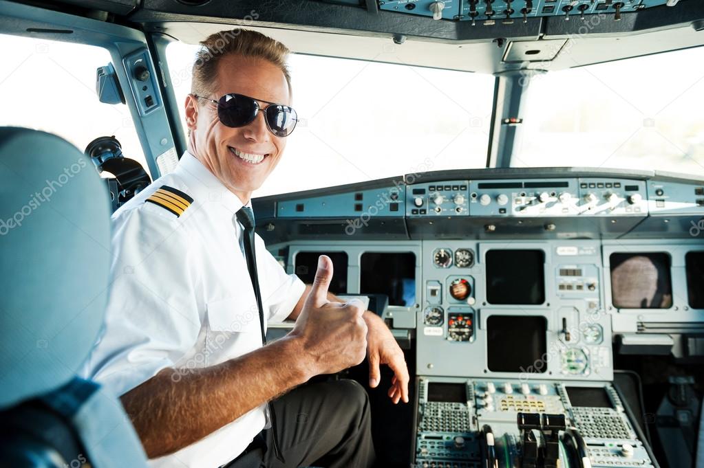 Cockpit avec un pilote qui sourit